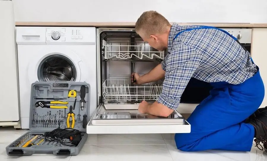Kaynaşlı Gaggenau servisi teknisyen ekibi beyaz eşya tamiri yaparken